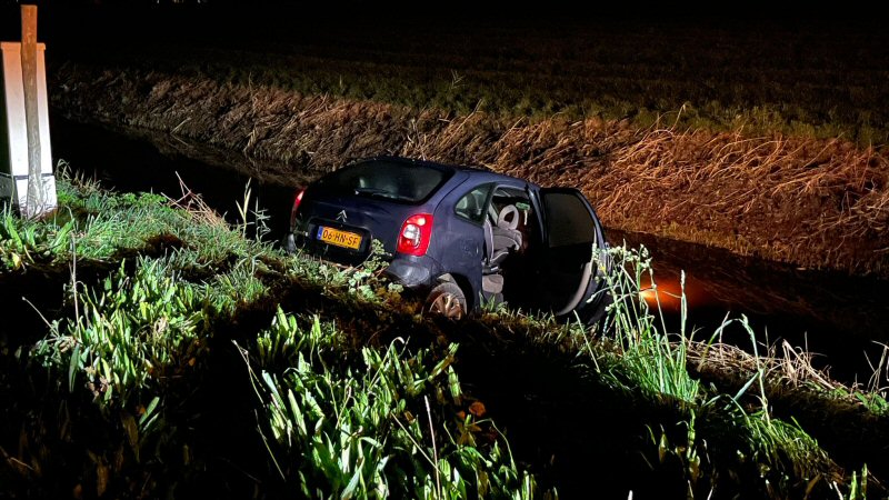 Auto te water in Warmenhuizen