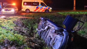 Auto te water, bestuurder loopt weg