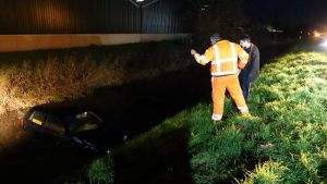 Auto te water in Oudesluis