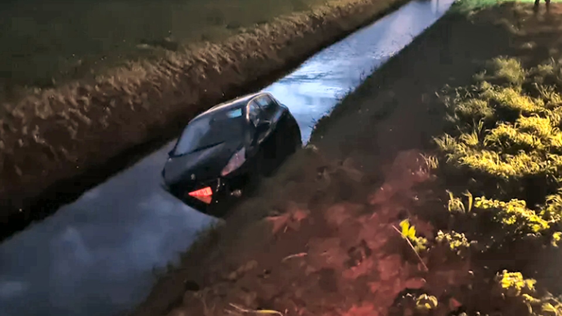 Auto belandt in de sloot in Warmenhuizen