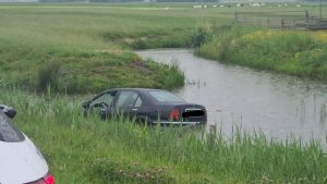 Auto te water langs Priggeweg in Schagen