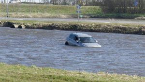 Auto te water langs N9 bij Schagen