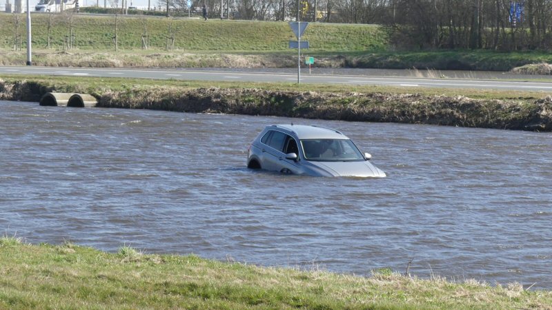 Auto te water langs N9 bij Schagen