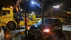 Auto maakt pirouette in centrum Warmenhuizen