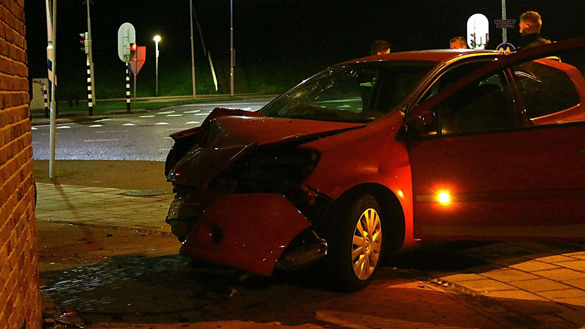 Auto rijdt tegen gevel in Den Helder