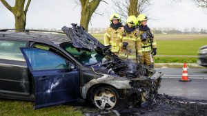 Auto vliegt tijdens rijden spontaan in brand