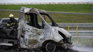 Vrachtauto brandt uit bij tankstation