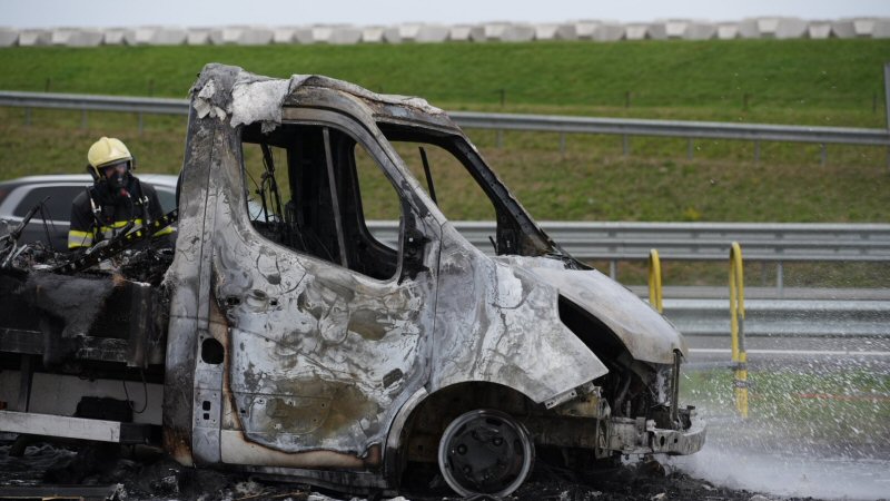 Vrachtauto brandt uit bij tankstation