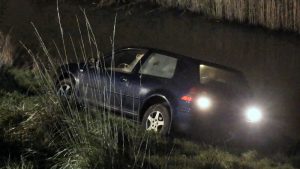 Auto rijdt van de dijk