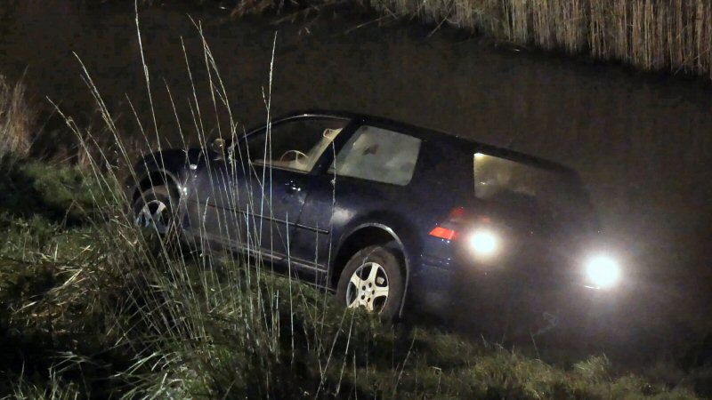 Auto rijdt van de dijk