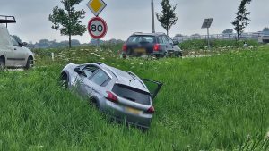 Auto van de weg op N248