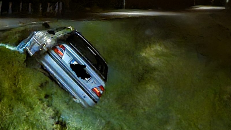 Auto van de weg in Schagen