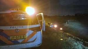 Auto van de dijk gereden in Schagen