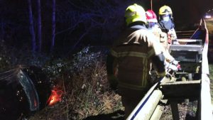 Auto vliegt over vangrail bij Dirkshorn
