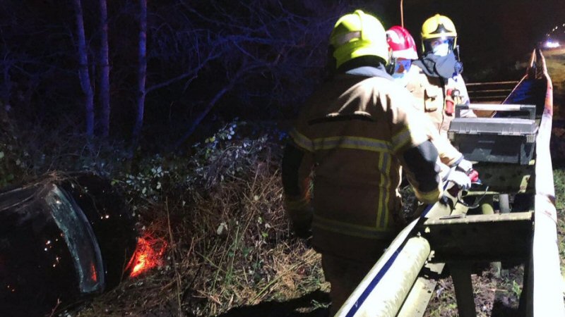 Auto vliegt over vangrail bij Dirkshorn