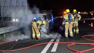 Auto vliegt ineens in brand