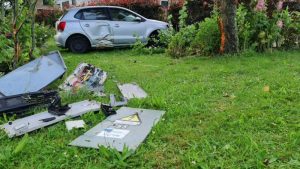 Auto vliegt uit de bocht en belandt in tuin