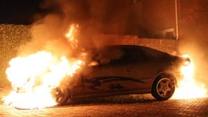 Auto in Den Helder volledig uitgebrand