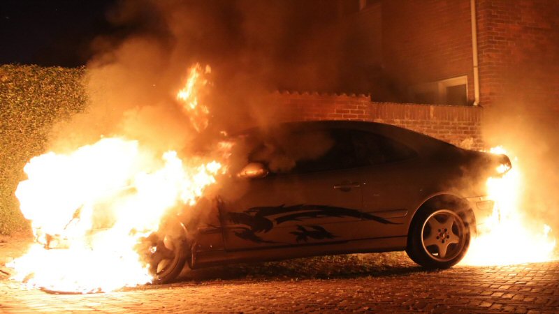 Auto in Den Helder volledig uitgebrand