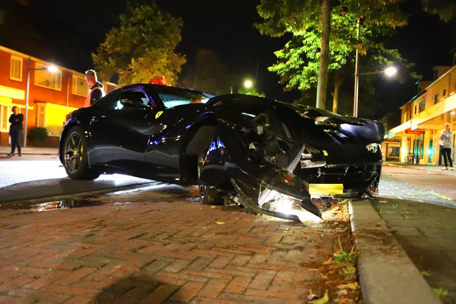 Peperdure Ferrari crasht op Middenweg in Den Helder