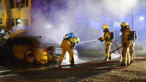 Hybride personenauto verwoest door brand