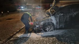 Auto in brand voor woning in Den Helder