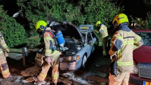 Auto Warmenhuizen door brand verwoest