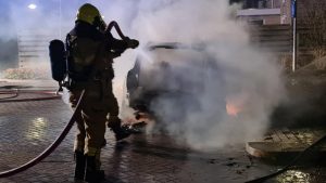 Auto in brand gestoken in Winkel