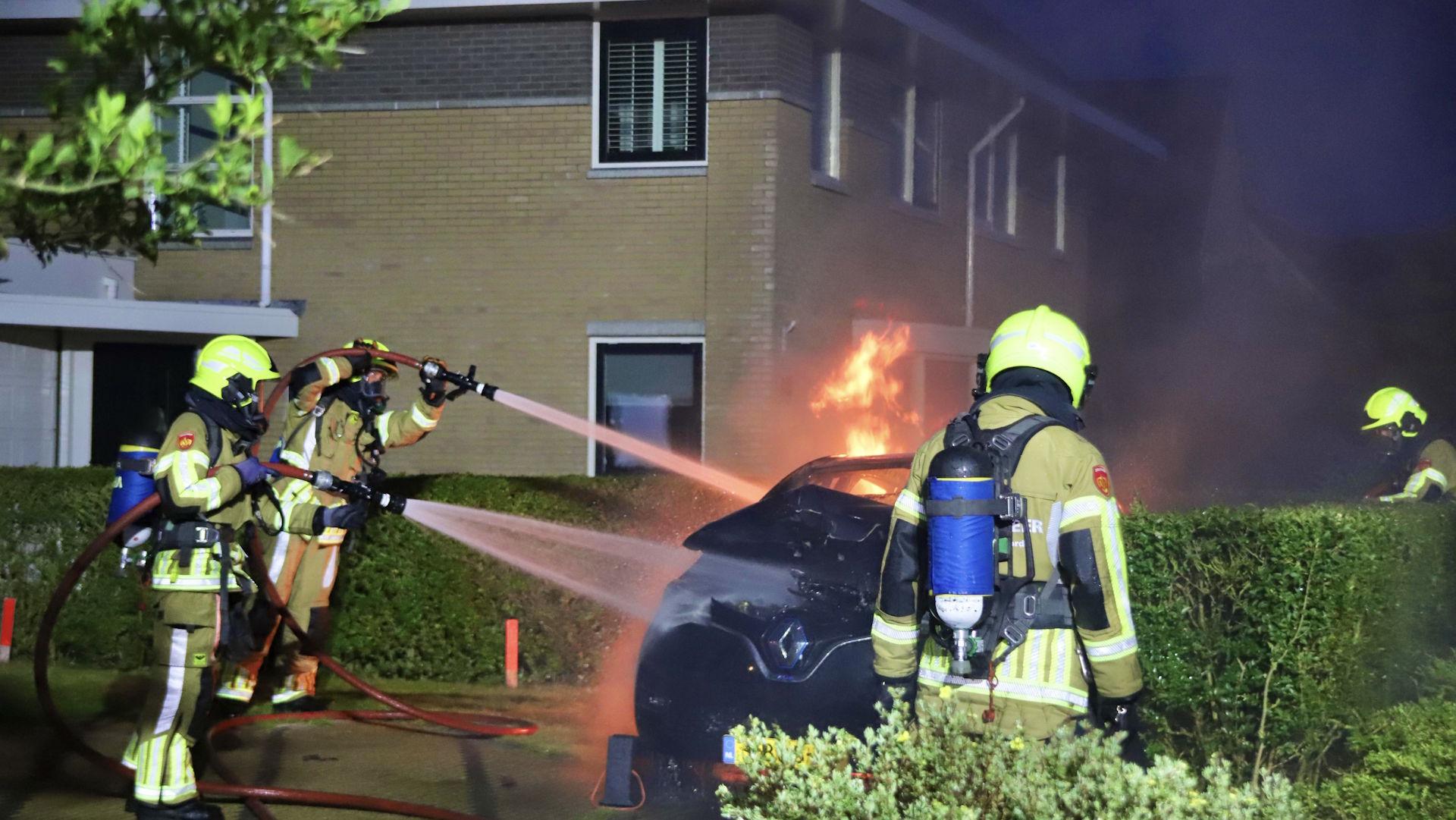 Autobrand op oprit in Julianadorp