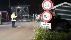 Automobilist overleden bij pontje Breezand