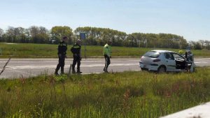 Automobiliste rijdt tegen lantaarnpaal