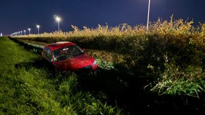 Auto uit de bocht in Middenmeer