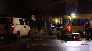 Veel schade na aanrijding met maaltijdbezorger