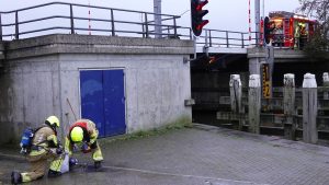 Groep jongeren sticht brand onder brug in Middenmeer