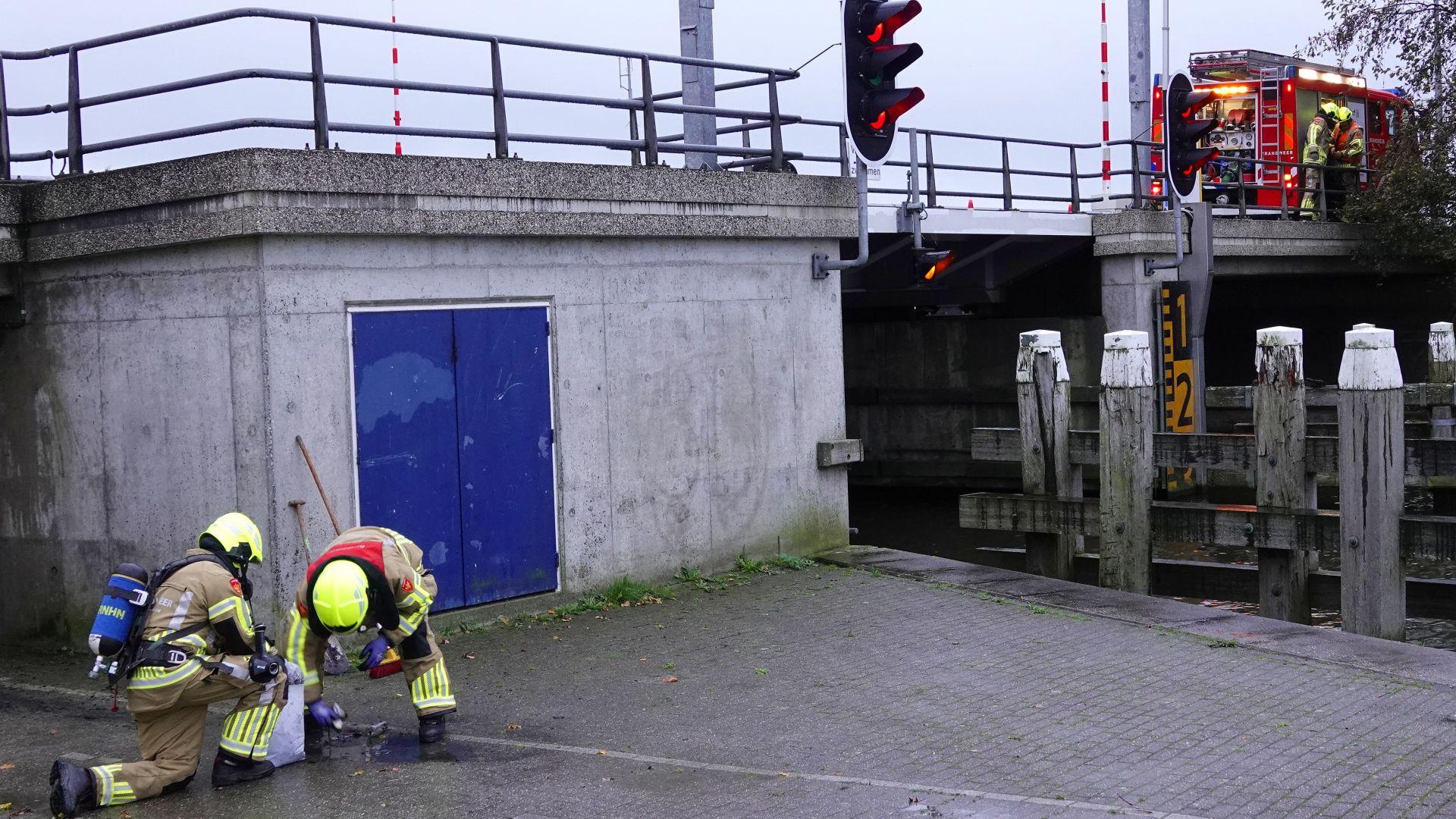 Groep jongeren sticht brand onder brug in Middenmeer