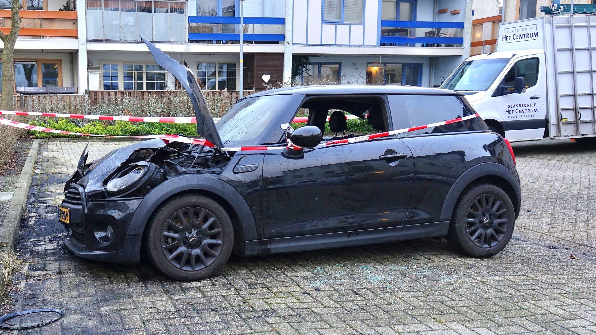 Nachtelijke autobrand aan Marina-Park in Den Helder