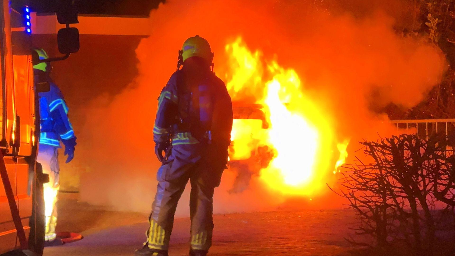 Weer een auto in de brand in Den Helder: buurt opgeschrikt door harde knallen