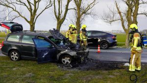 Auto in brand tijdens het rijden