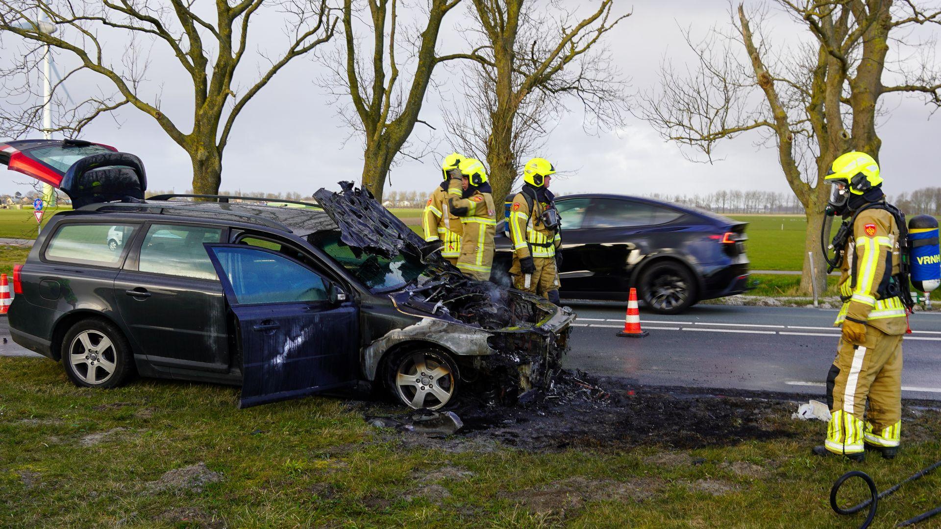 Auto in brand tijdens het rijden