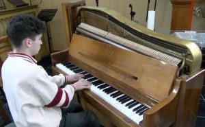 Video: Pianotalent Barry Krom ziet toekomst in de muziek