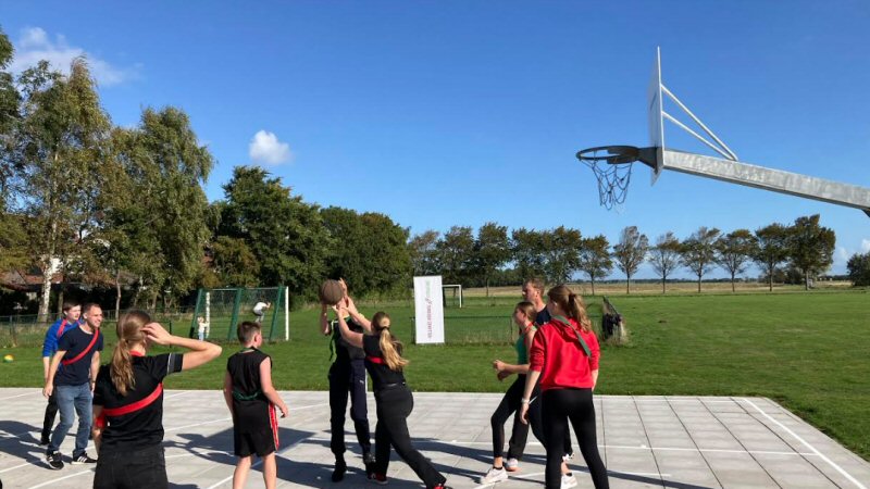 Van Gent opent Basketbalveld Hippolytushoef