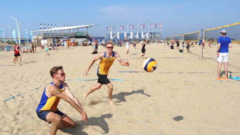 Beachvolleybal op strand in Callantsoog