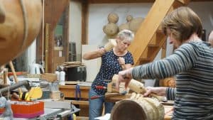 Expositie van houten beeldhouwwerken in de Cultuurschuur