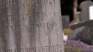 Gerenoveerde historische graven, maar niemand die het ziet: “Dat is nu precies de bedoeling” (video)