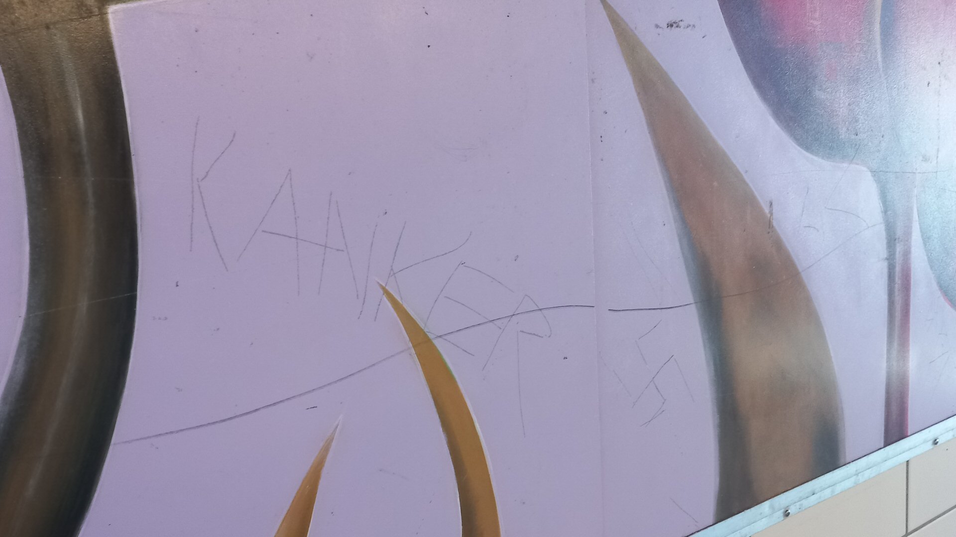 Hakenkruis in tunnel Station