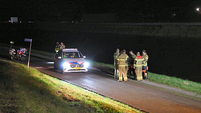 Bestuurder bestelbus gered uit water