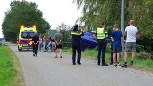 Bestelbus op z’n kop in voortuin