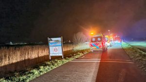 Bestelbus te water vlak buiten Krabbendam
