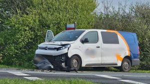 Lantaarnpaal plat na aanrijding bestelbus