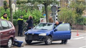 Automobilist neemt de benen na botsing met boom